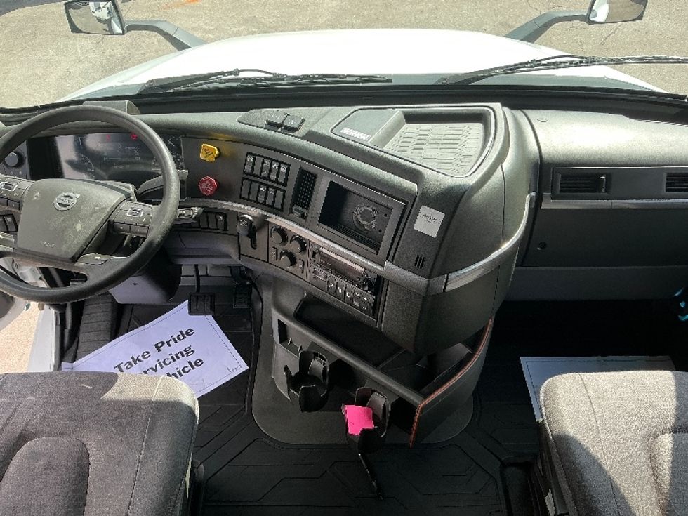 Sleeper Tractor-Heavy Duty Tractors-Volvo-2022-VNL64760-Medley-FL-479,044\n\t\tmiles-$ 75,750 - Image 12