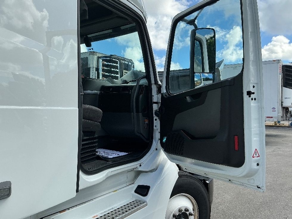 Sleeper Tractor-Heavy Duty Tractors-Volvo-2022-VNL64760-Medley-FL-479,044\n\t\tmiles-$ 75,750 - Image 13