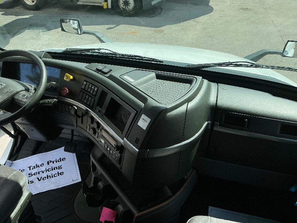 Sleeper Tractor-Heavy Duty Tractors-Volvo-2022-VNL64760-Medley-FL-479,044\n\t\tmiles-$ 75,750 - Image 15