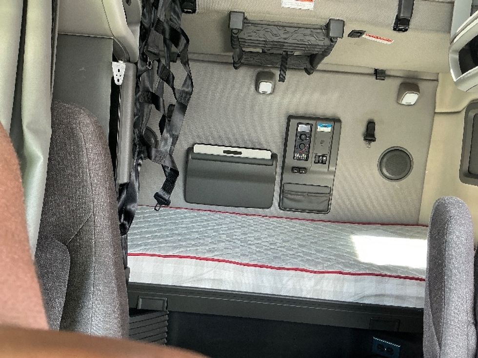 Sleeper Tractor-Heavy Duty Tractors-Volvo-2022-VNL64760-Medley-FL-479,044\n\t\tmiles-$ 75,750 - Image 16