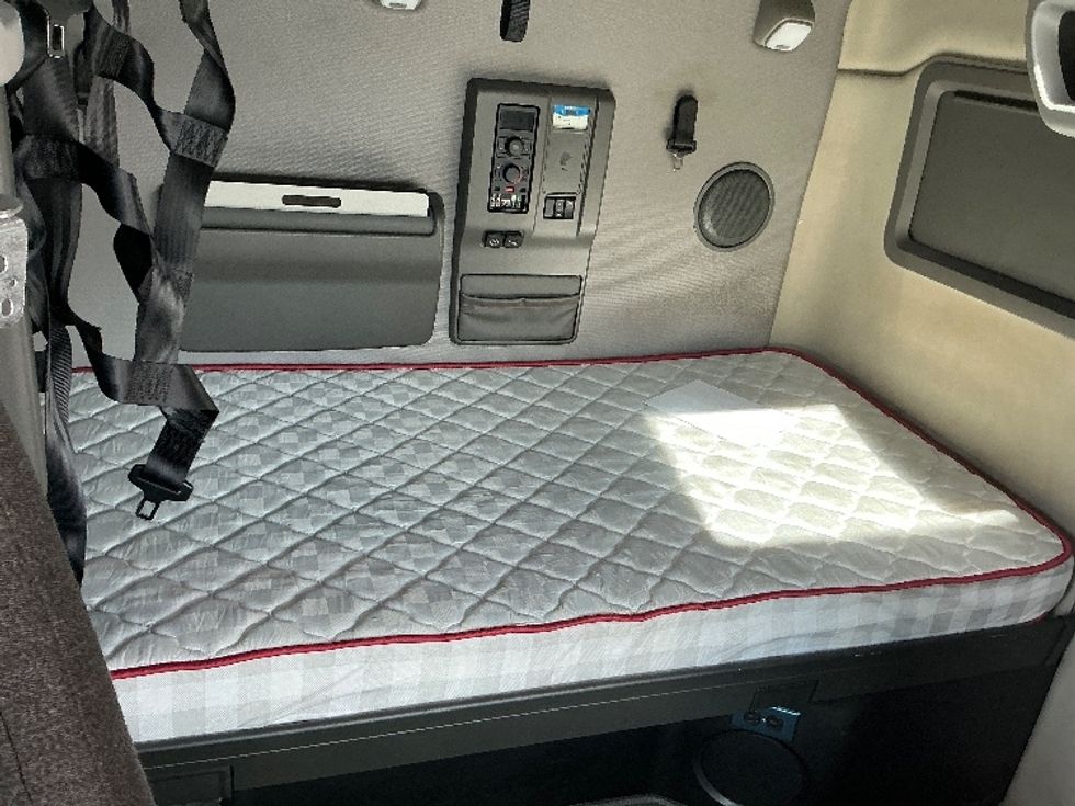 Sleeper Tractor-Heavy Duty Tractors-Volvo-2022-VNL64760-Medley-FL-479,044\n\t\tmiles-$ 75,750 - Image 17