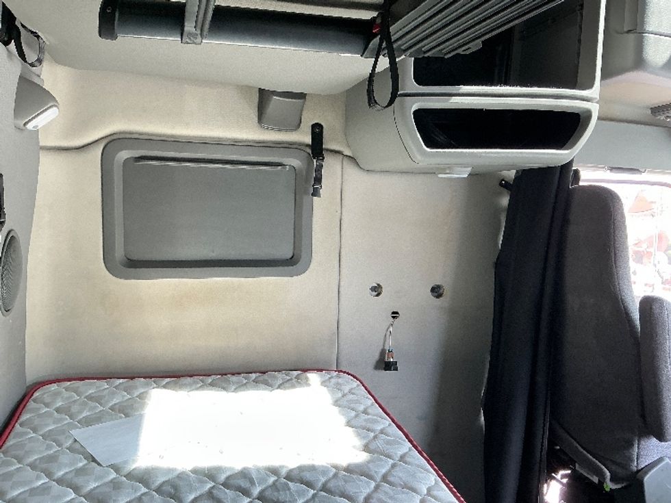 Sleeper Tractor-Heavy Duty Tractors-Volvo-2022-VNL64760-Medley-FL-479,044\n\t\tmiles-$ 75,750 - Image 18