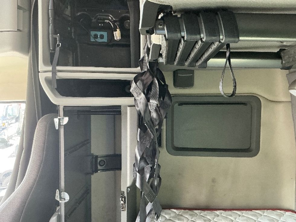 Sleeper Tractor-Heavy Duty Tractors-Volvo-2022-VNL64760-Medley-FL-479,044\n\t\tmiles-$ 75,750 - Image 19