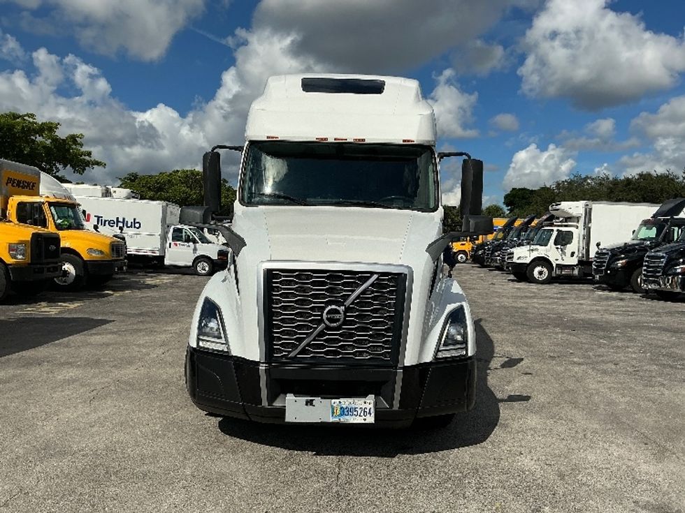 Sleeper Tractor-Heavy Duty Tractors-Volvo-2022-VNL64760-Medley-FL-479,044\n\t\tmiles-$ 75,750 - Image 2