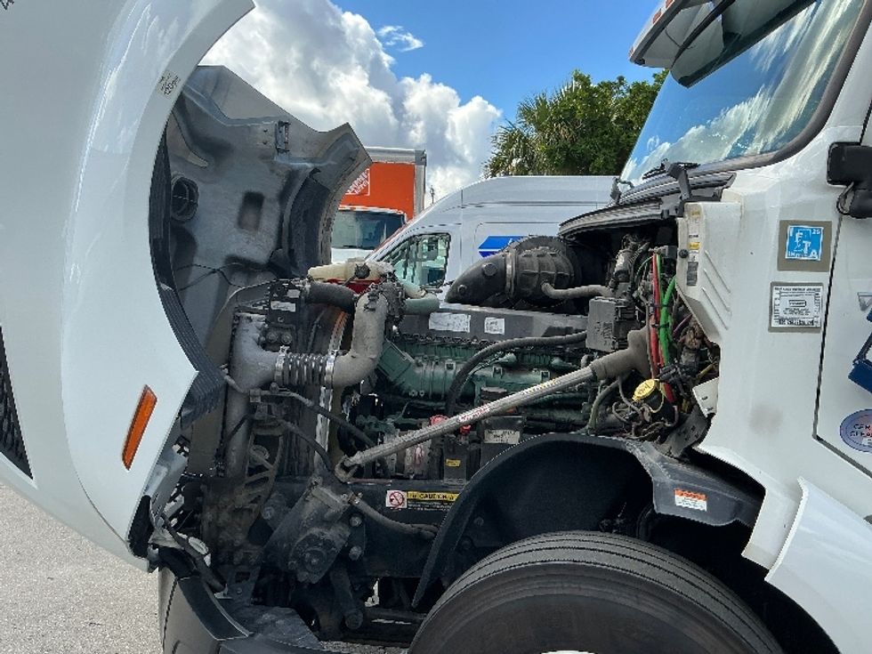 Sleeper Tractor-Heavy Duty Tractors-Volvo-2022-VNL64760-Medley-FL-479,044\n\t\tmiles-$ 75,750 - Image 21