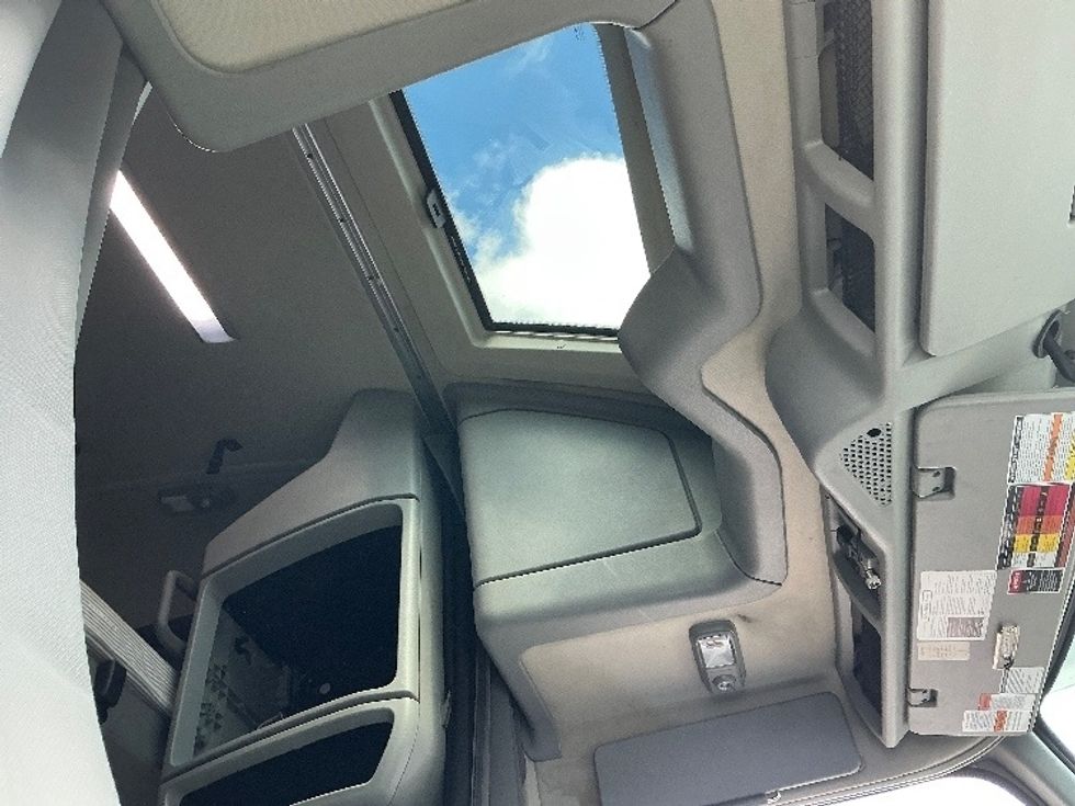 Sleeper Tractor-Heavy Duty Tractors-Volvo-2022-VNL64760-Medley-FL-479,044\n\t\tmiles-$ 75,750 - Image 22