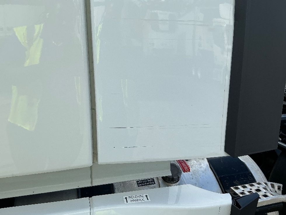 Sleeper Tractor-Heavy Duty Tractors-Volvo-2022-VNL64760-Medley-FL-479,044\n\t\tmiles-$ 75,750 - Image 23