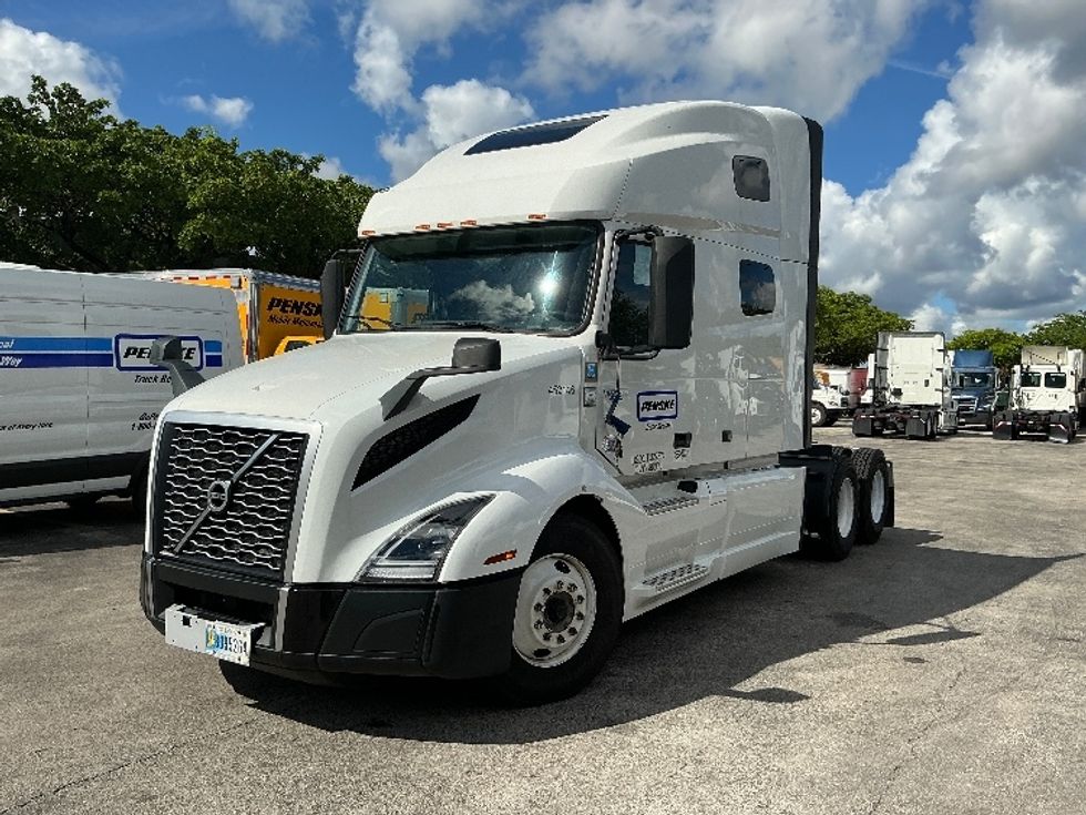 Sleeper Tractor-Heavy Duty Tractors-Volvo-2022-VNL64760-Medley-FL-479,044\n\t\tmiles-$ 75,750 - Image 3