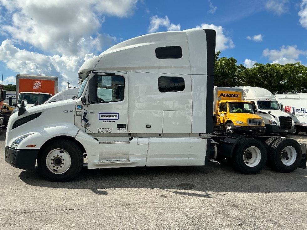 Sleeper Tractor-Heavy Duty Tractors-Volvo-2022-VNL64760-Medley-FL-479,044\n\t\tmiles-$ 75,750 - Image 4