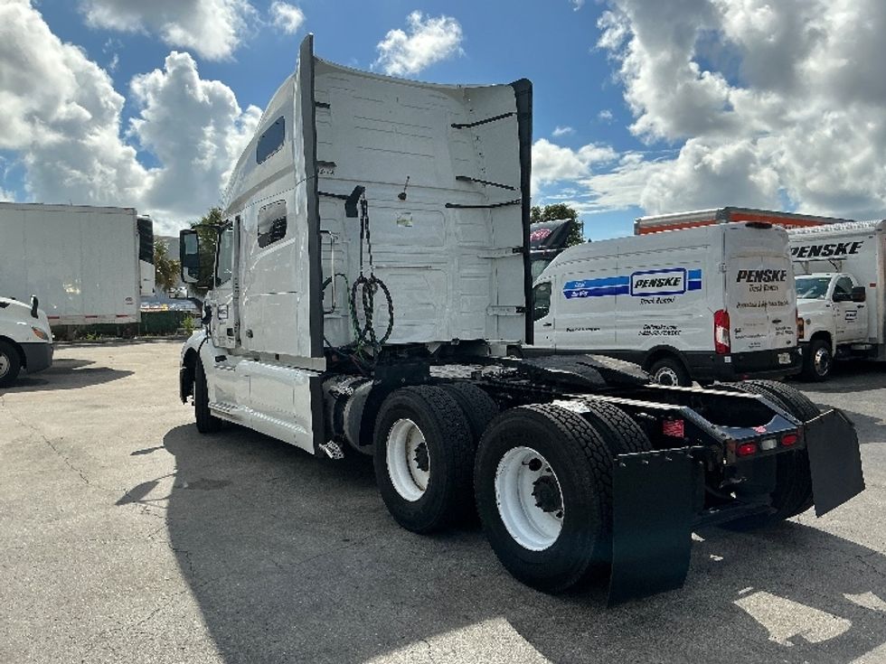 Sleeper Tractor-Heavy Duty Tractors-Volvo-2022-VNL64760-Medley-FL-479,044\n\t\tmiles-$ 75,750 - Image 5