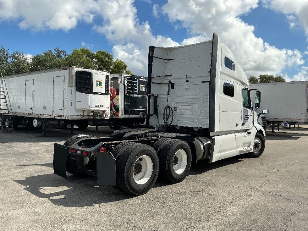 Sleeper Tractor-Heavy Duty Tractors-Volvo-2022-VNL64760-Medley-FL-479,044\n\t\tmiles-$ 75,750 - Image 7