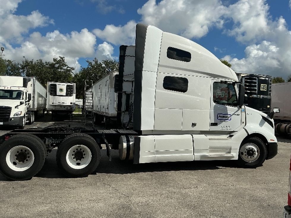 Sleeper Tractor-Heavy Duty Tractors-Volvo-2022-VNL64760-Medley-FL-479,044\n\t\tmiles-$ 75,750 - Image 8