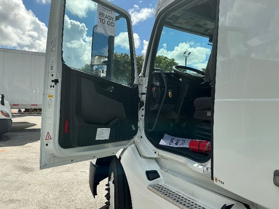 Sleeper Tractor-Heavy Duty Tractors-Volvo-2022-VNL64760-Medley-FL-479,044\n\t\tmiles-$ 75,750 - Image 9