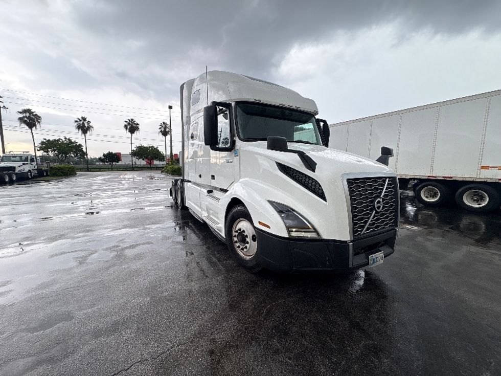 Sleeper Tractor-Heavy Duty Tractors-Volvo-2022-VNL64760-Medley-FL-523,618\n\t\tmiles-$ 72,750 - Image 1