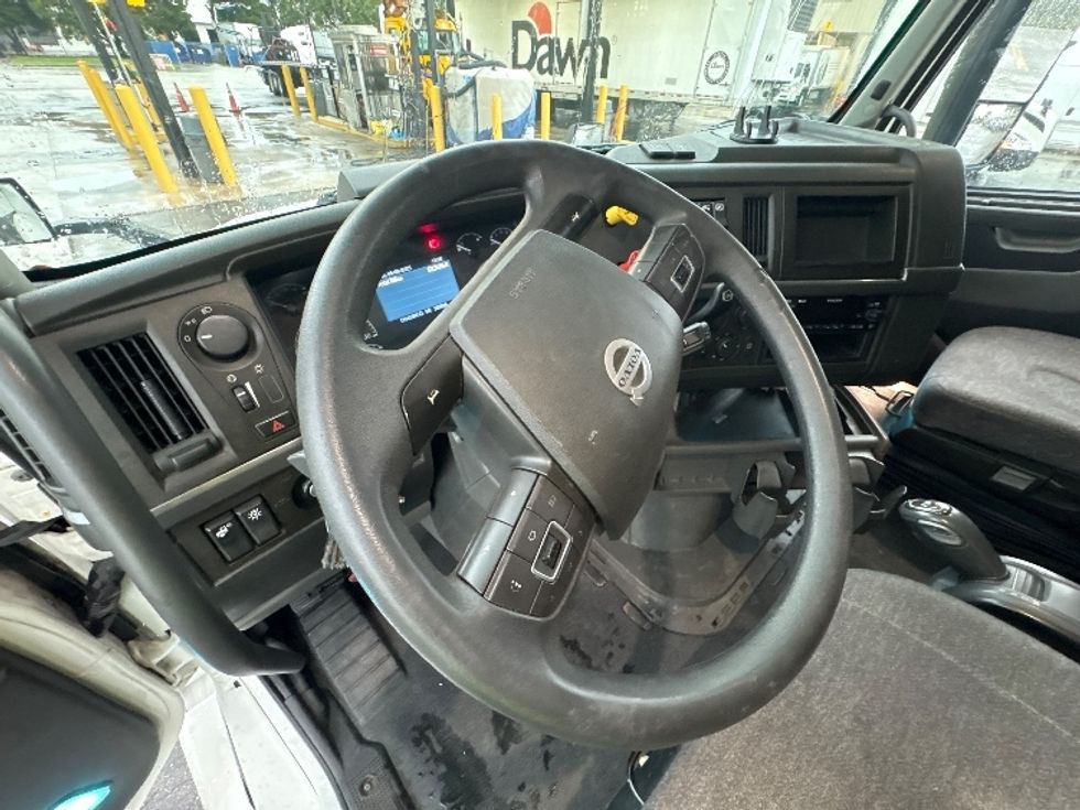 Sleeper Tractor-Heavy Duty Tractors-Volvo-2022-VNL64760-Medley-FL-523,618\n\t\tmiles-$ 72,750 - Image 10