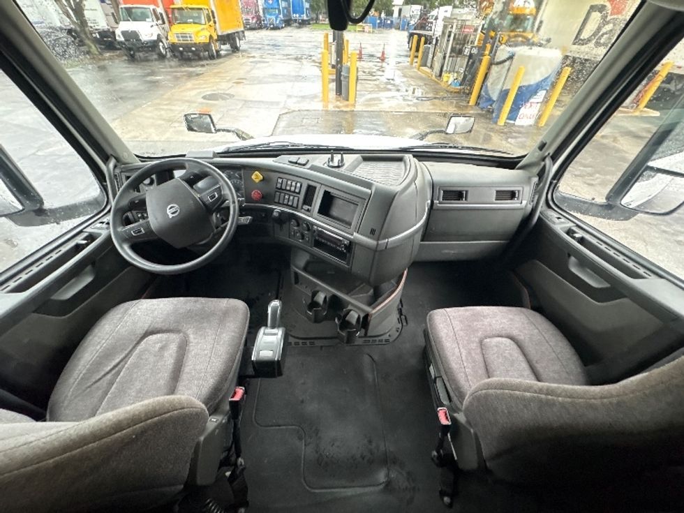 Sleeper Tractor-Heavy Duty Tractors-Volvo-2022-VNL64760-Medley-FL-523,618\n\t\tmiles-$ 72,750 - Image 12