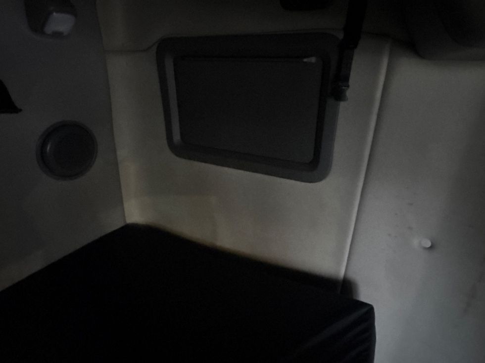 Sleeper Tractor-Heavy Duty Tractors-Volvo-2022-VNL64760-Medley-FL-523,618\n\t\tmiles-$ 72,750 - Image 18