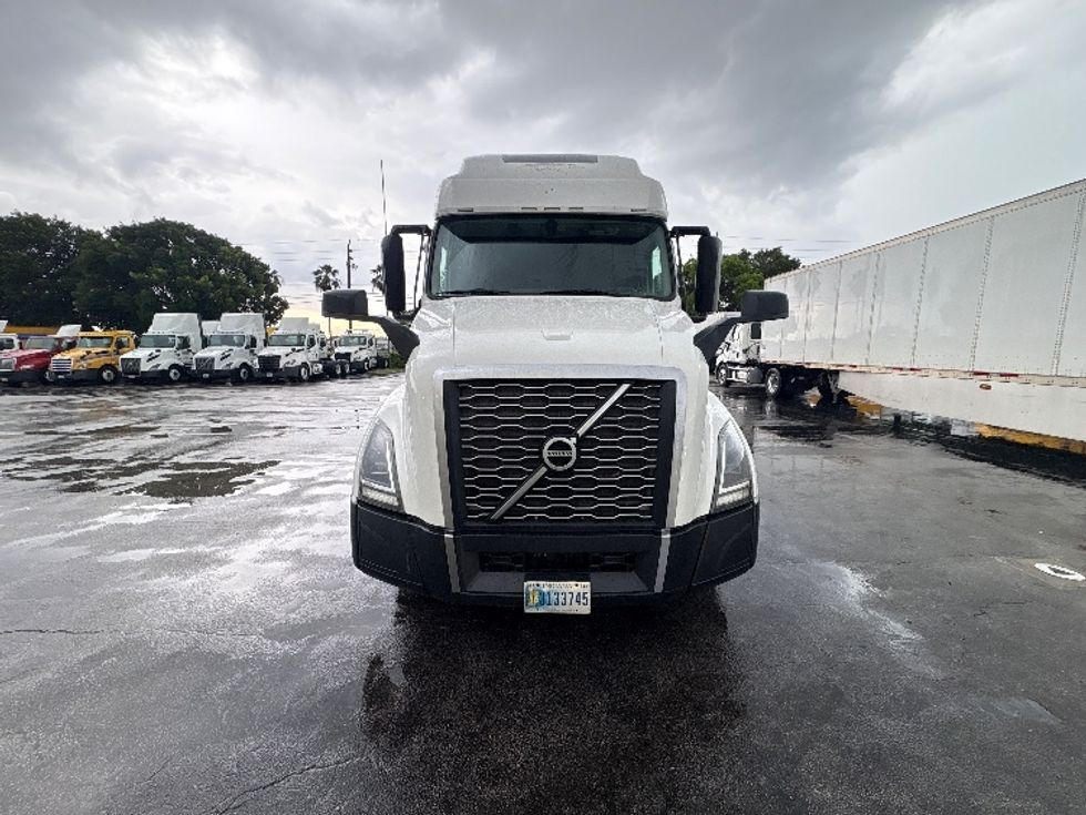 Sleeper Tractor-Heavy Duty Tractors-Volvo-2022-VNL64760-Medley-FL-523,618\n\t\tmiles-$ 72,750 - Image 2