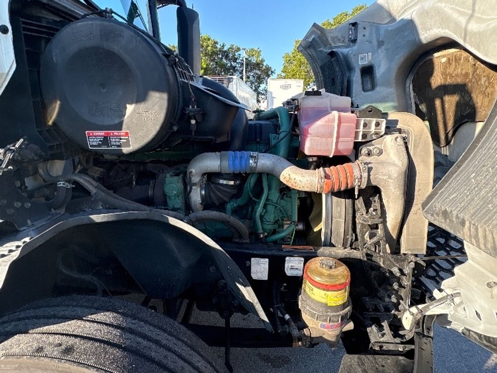 Sleeper Tractor-Heavy Duty Tractors-Volvo-2022-VNL64760-Medley-FL-523,618\n\t\tmiles-$ 72,750 - Image 20