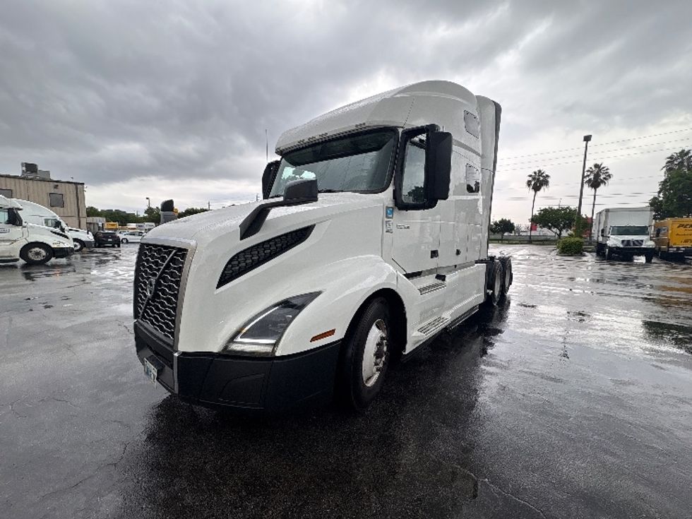 Sleeper Tractor-Heavy Duty Tractors-Volvo-2022-VNL64760-Medley-FL-523,618\n\t\tmiles-$ 72,750 - Image 3