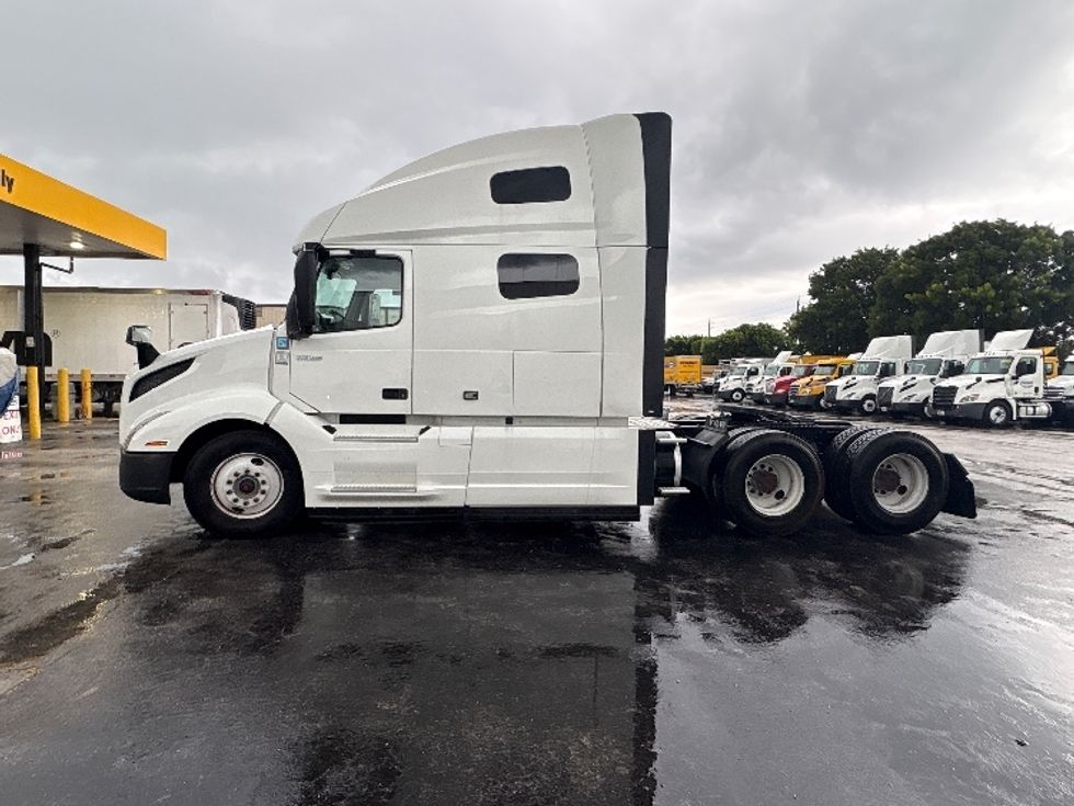 Sleeper Tractor-Heavy Duty Tractors-Volvo-2022-VNL64760-Medley-FL-523,618\n\t\tmiles-$ 72,750 - Image 4