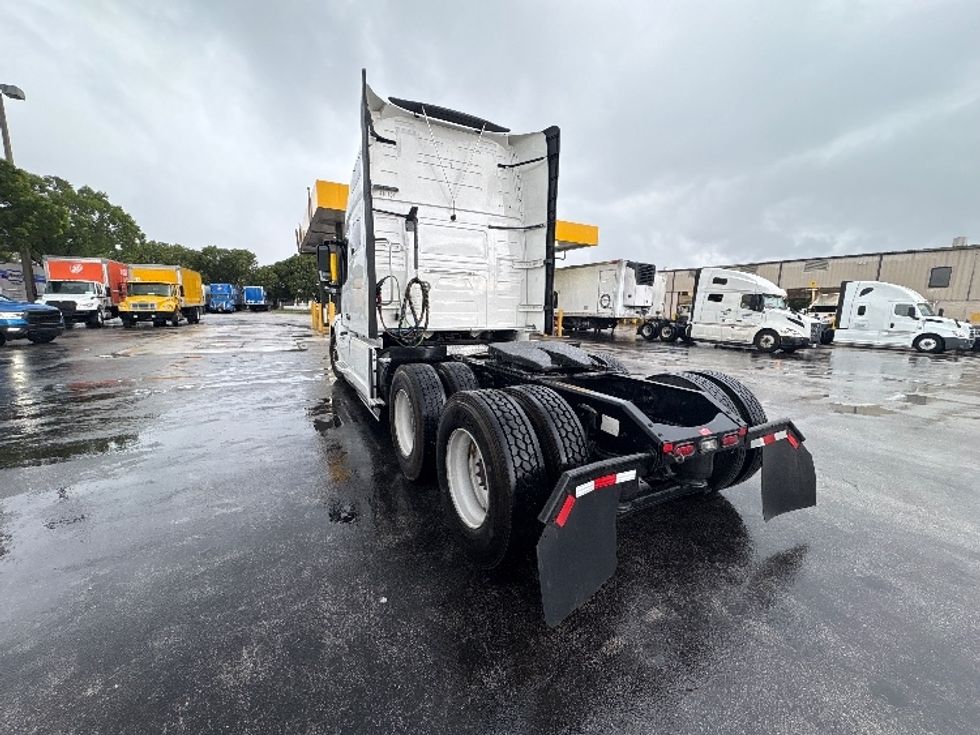 Sleeper Tractor-Heavy Duty Tractors-Volvo-2022-VNL64760-Medley-FL-523,618\n\t\tmiles-$ 72,750 - Image 5