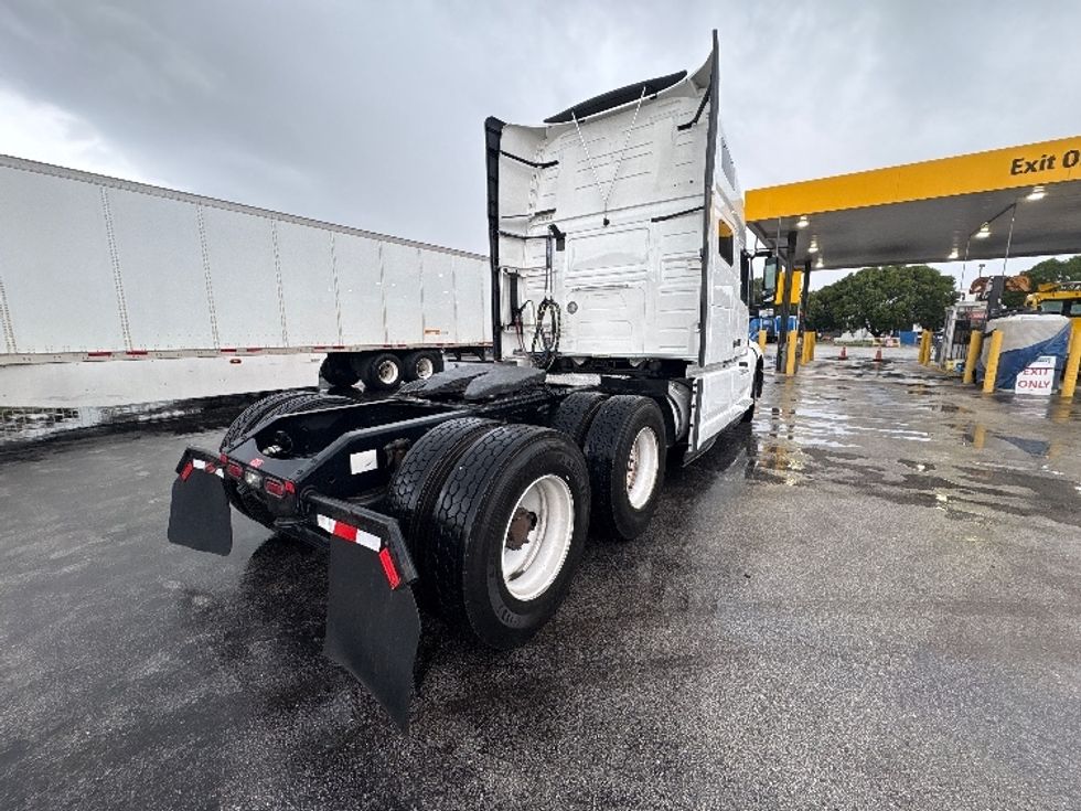 Sleeper Tractor-Heavy Duty Tractors-Volvo-2022-VNL64760-Medley-FL-523,618\n\t\tmiles-$ 72,750 - Image 7