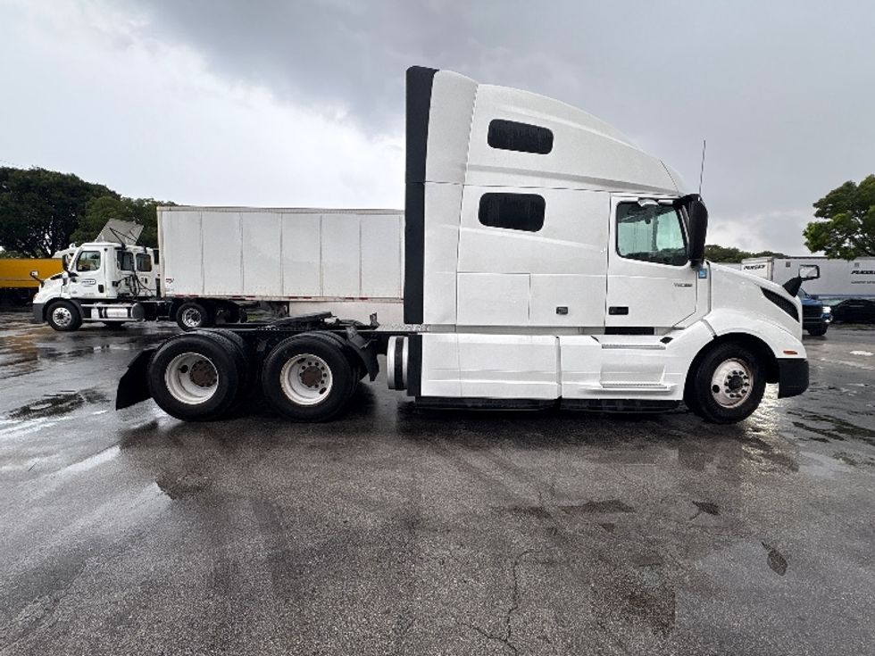 Sleeper Tractor-Heavy Duty Tractors-Volvo-2022-VNL64760-Medley-FL-523,618\n\t\tmiles-$ 72,750 - Image 8