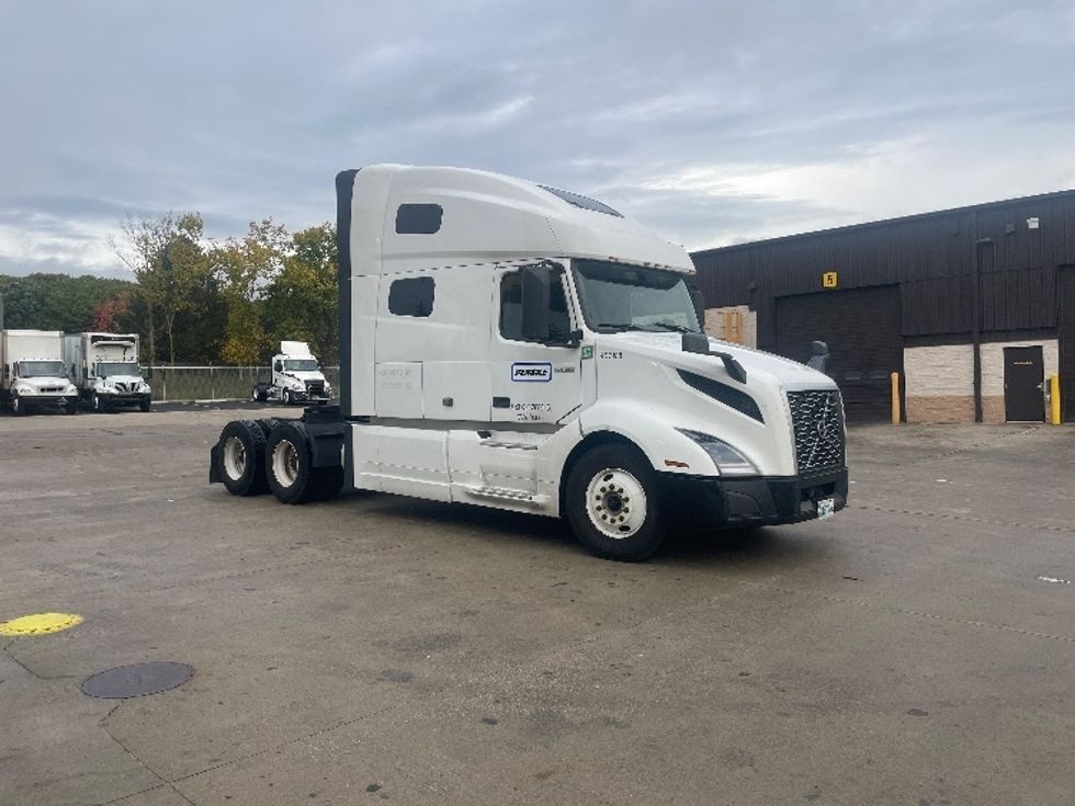 Sleeper Tractor-Heavy Duty Tractors-Volvo-2022-VNL64760-Melrose Park-IL-501,938\n\t\tmiles-$ 81,250 - Image 1