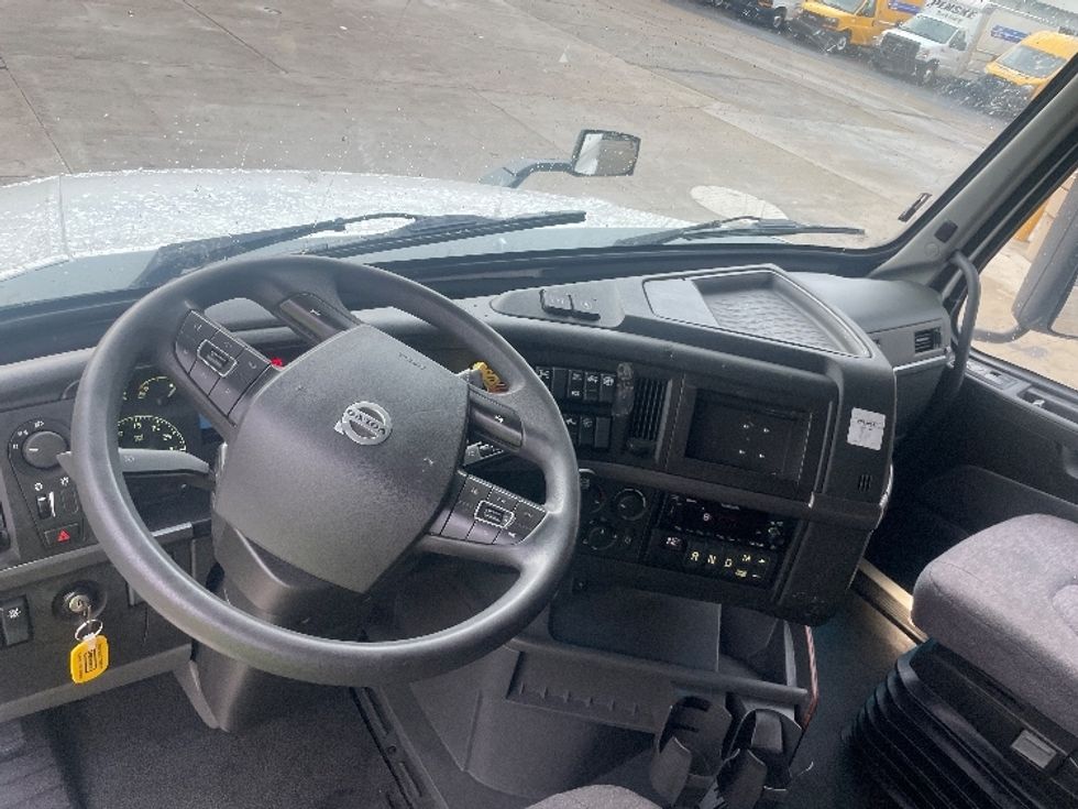 Sleeper Tractor-Heavy Duty Tractors-Volvo-2022-VNL64760-Melrose Park-IL-501,938\n\t\tmiles-$ 81,250 - Image 10