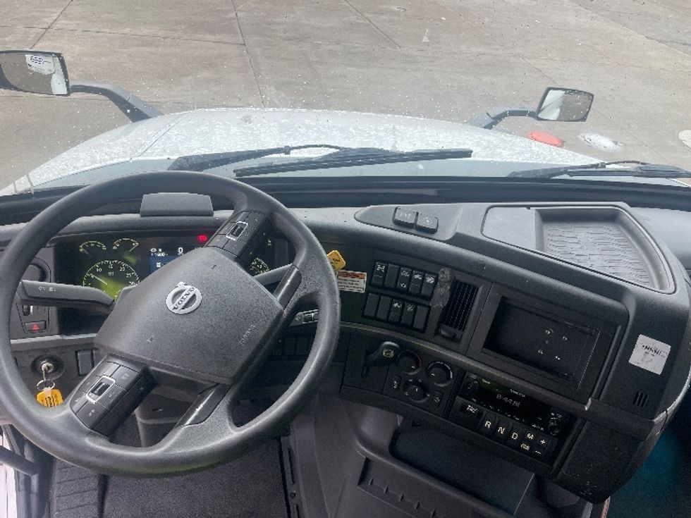 Sleeper Tractor-Heavy Duty Tractors-Volvo-2022-VNL64760-Melrose Park-IL-501,938\n\t\tmiles-$ 81,250 - Image 11