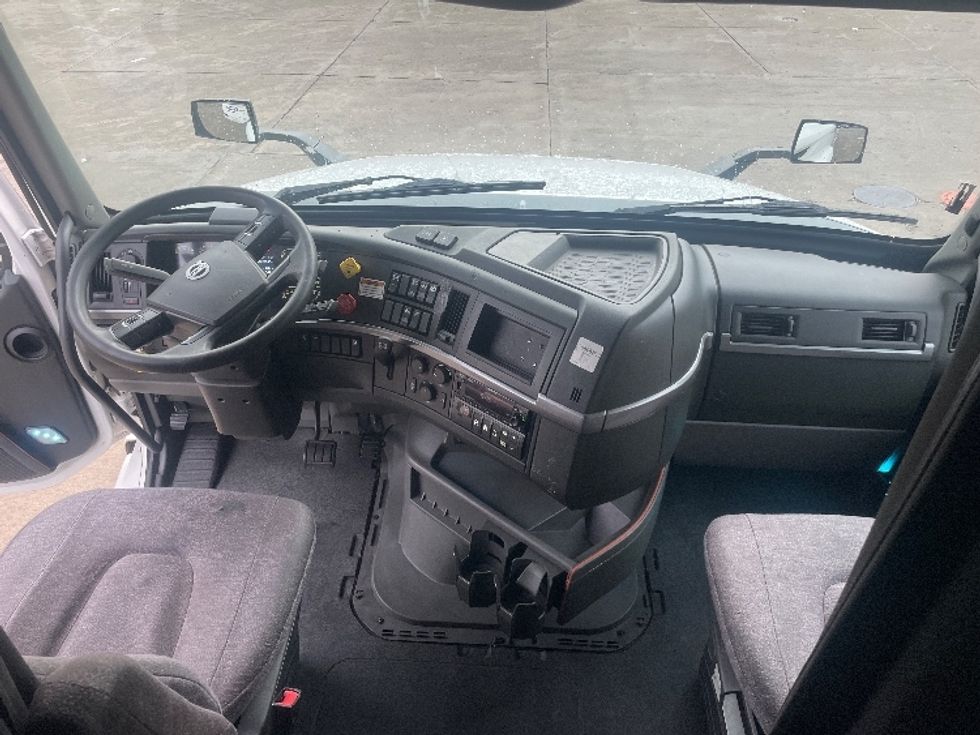 Sleeper Tractor-Heavy Duty Tractors-Volvo-2022-VNL64760-Melrose Park-IL-501,938\n\t\tmiles-$ 81,250 - Image 12