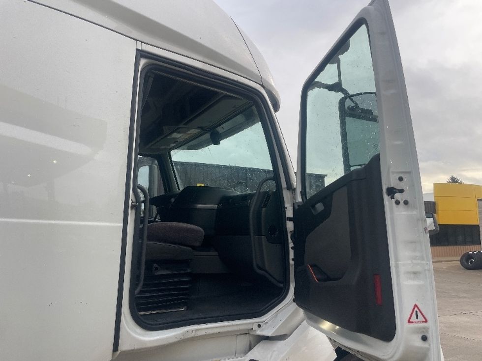 Sleeper Tractor-Heavy Duty Tractors-Volvo-2022-VNL64760-Melrose Park-IL-501,938\n\t\tmiles-$ 81,250 - Image 13