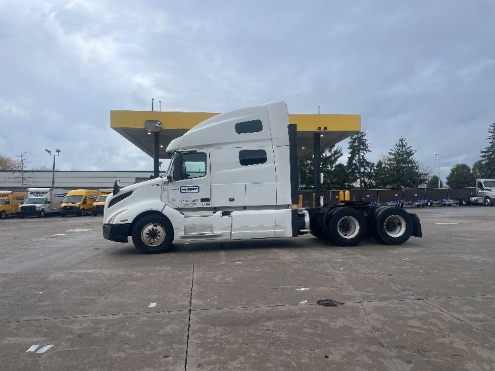 Sleeper Tractor-Heavy Duty Tractors-Volvo-2022-VNL64760-Melrose Park-IL-501,938\n\t\tmiles-$ 81,250 - Image 4