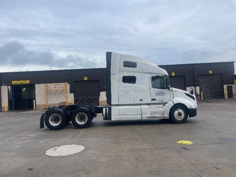 Sleeper Tractor-Heavy Duty Tractors-Volvo-2022-VNL64760-Melrose Park-IL-501,938\n\t\tmiles-$ 81,250 - Image 8
