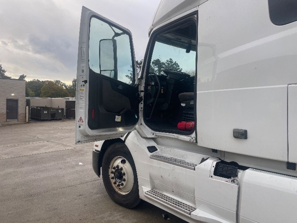 Sleeper Tractor-Heavy Duty Tractors-Volvo-2022-VNL64760-Melrose Park-IL-501,938\n\t\tmiles-$ 81,250 - Image 9