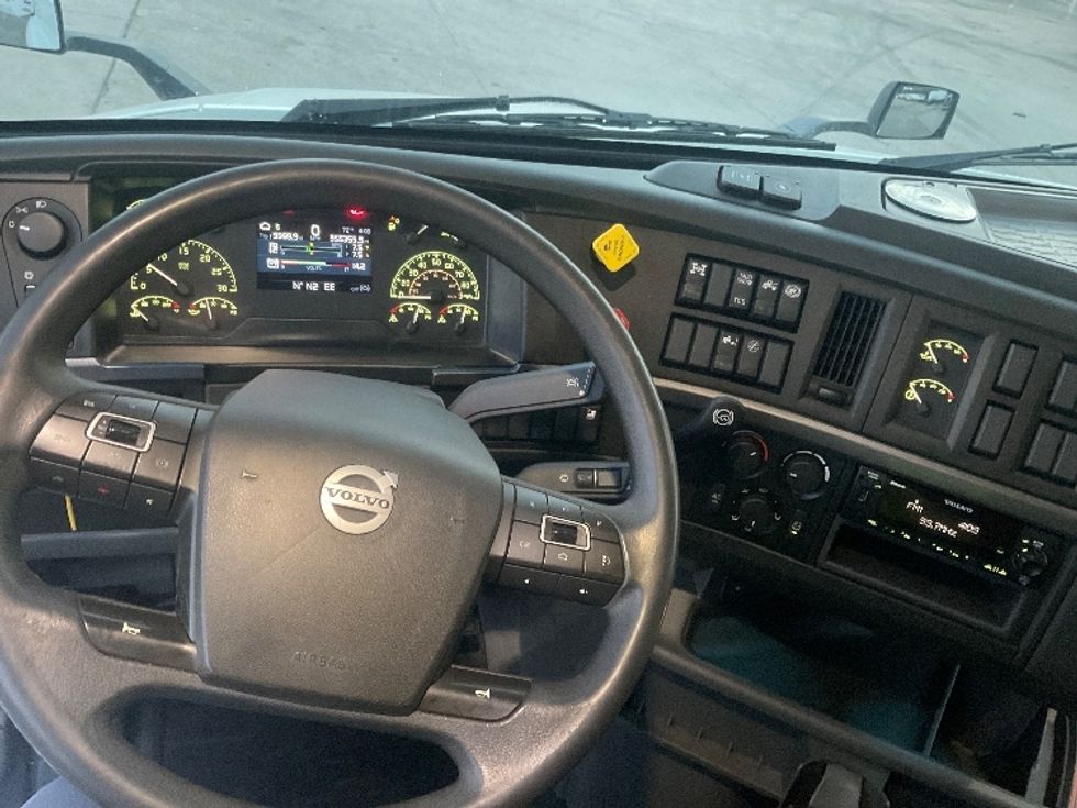 Sleeper Tractor-Heavy Duty Tractors-Volvo-2022-VNL64760-Memphis-TN-355,356\n\t\tmiles-$ 85,500 - Image 11
