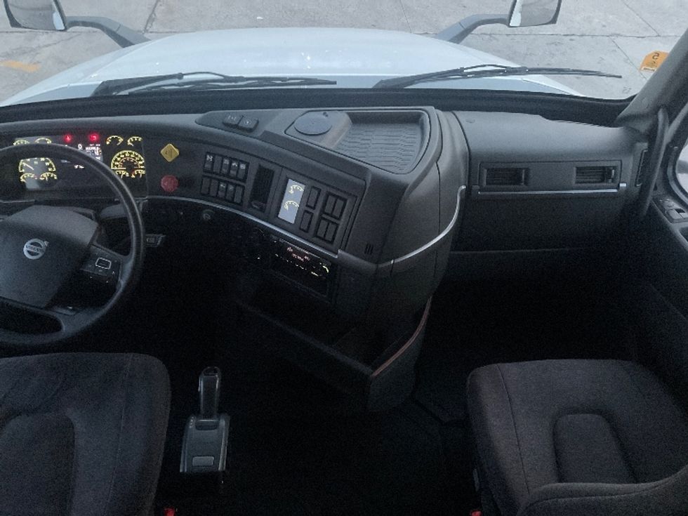 Sleeper Tractor-Heavy Duty Tractors-Volvo-2022-VNL64760-Memphis-TN-355,356\n\t\tmiles-$ 85,500 - Image 12