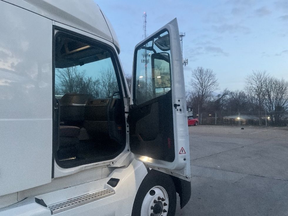 Sleeper Tractor-Heavy Duty Tractors-Volvo-2022-VNL64760-Memphis-TN-355,356\n\t\tmiles-$ 85,500 - Image 13