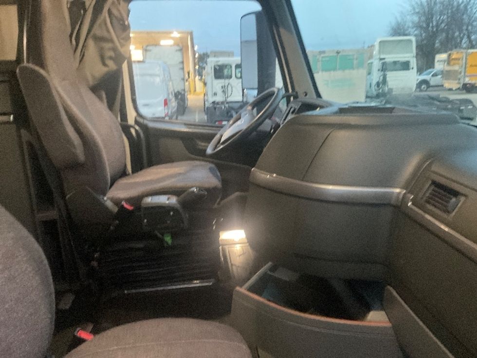 Sleeper Tractor-Heavy Duty Tractors-Volvo-2022-VNL64760-Memphis-TN-355,356\n\t\tmiles-$ 85,500 - Image 15