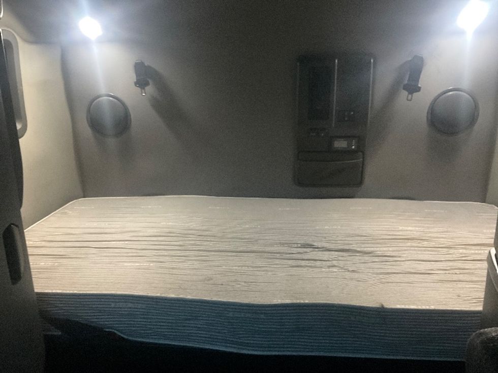 Sleeper Tractor-Heavy Duty Tractors-Volvo-2022-VNL64760-Memphis-TN-355,356\n\t\tmiles-$ 85,500 - Image 16