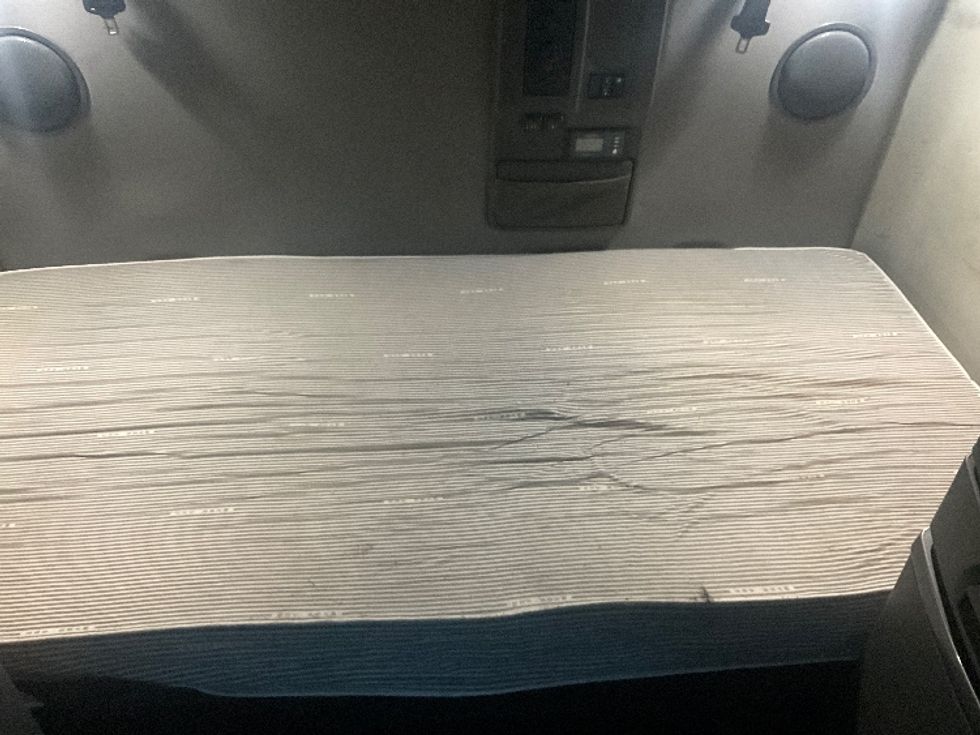 Sleeper Tractor-Heavy Duty Tractors-Volvo-2022-VNL64760-Memphis-TN-355,356\n\t\tmiles-$ 85,500 - Image 17