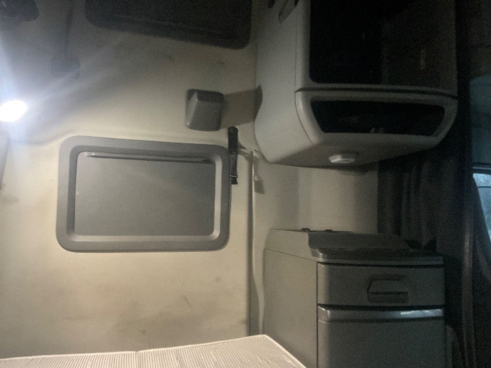 Sleeper Tractor-Heavy Duty Tractors-Volvo-2022-VNL64760-Memphis-TN-355,356\n\t\tmiles-$ 85,500 - Image 18