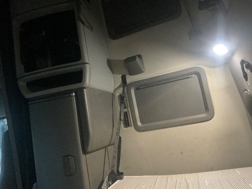 Sleeper Tractor-Heavy Duty Tractors-Volvo-2022-VNL64760-Memphis-TN-355,356\n\t\tmiles-$ 85,500 - Image 19