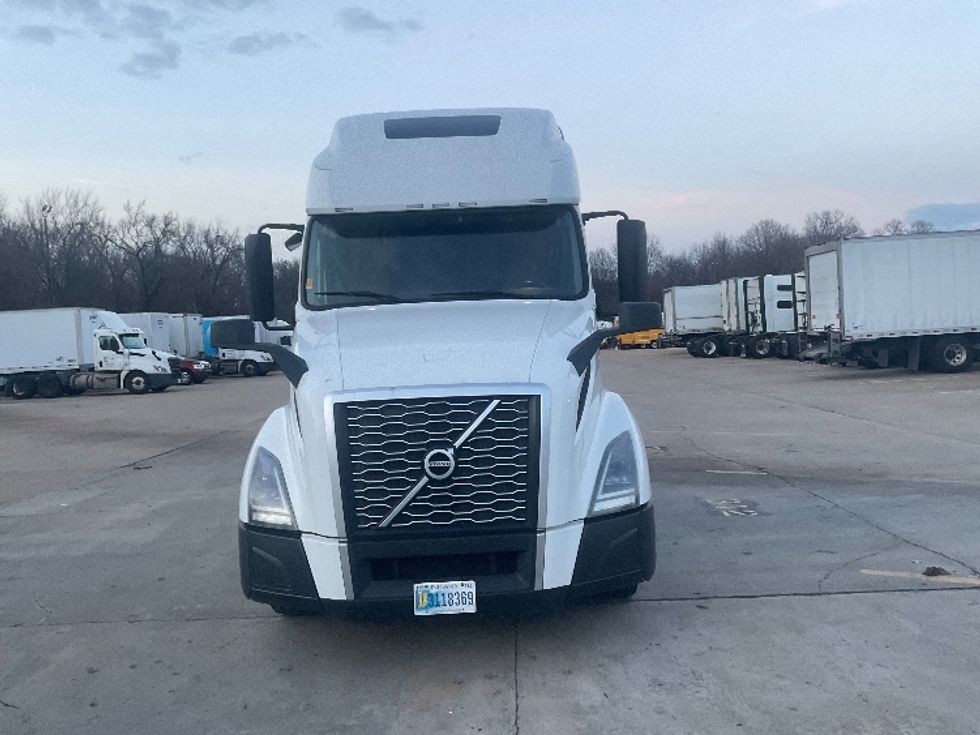 Sleeper Tractor-Heavy Duty Tractors-Volvo-2022-VNL64760-Memphis-TN-355,356\n\t\tmiles-$ 85,500 - Image 2