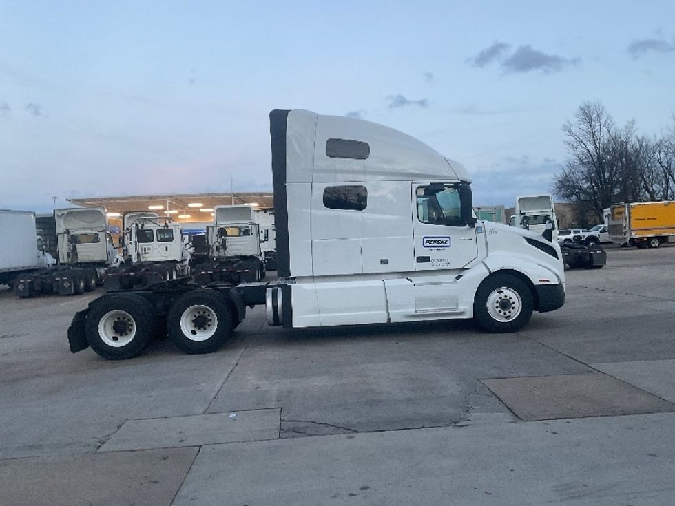 Sleeper Tractor-Heavy Duty Tractors-Volvo-2022-VNL64760-Memphis-TN-355,356\n\t\tmiles-$ 85,500 - Image 8