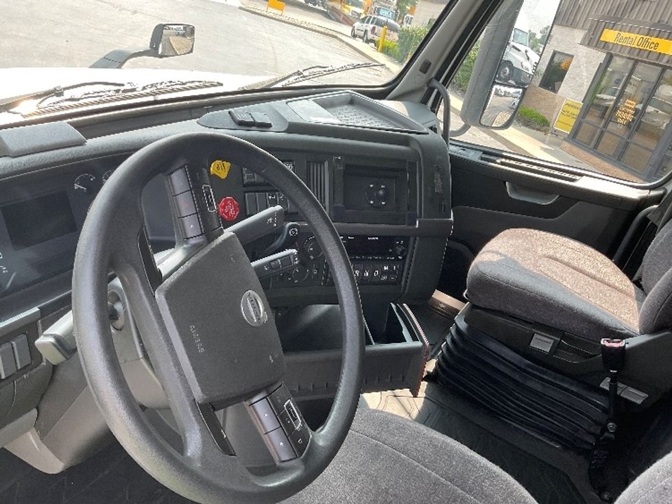Sleeper Tractor-Heavy Duty Tractors-Volvo-2022-VNL64760-Middlefield-OH-429,642\n\t\tmiles-$ 81,000 - Image 10