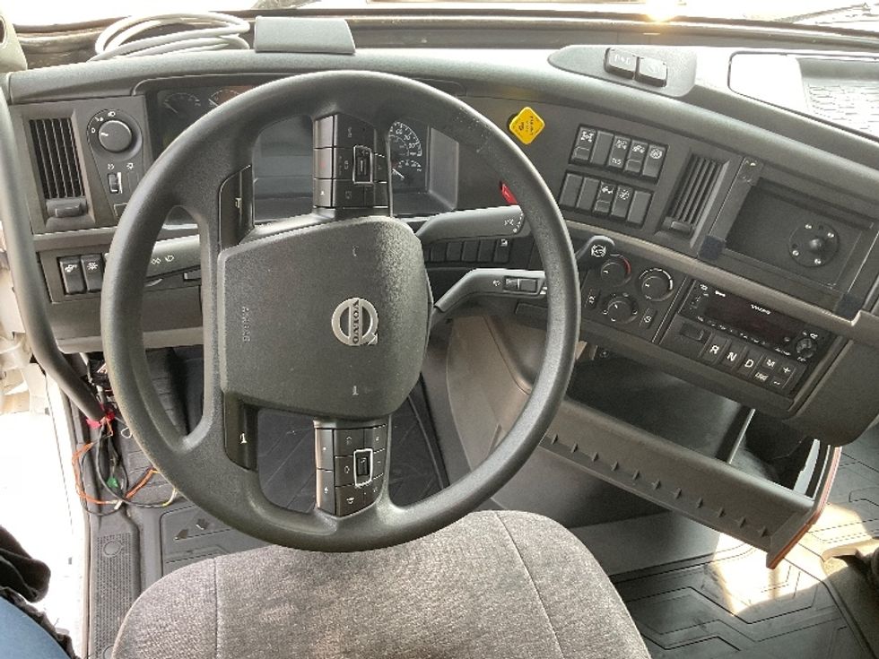 Sleeper Tractor-Heavy Duty Tractors-Volvo-2022-VNL64760-Middlefield-OH-429,642\n\t\tmiles-$ 81,000 - Image 11