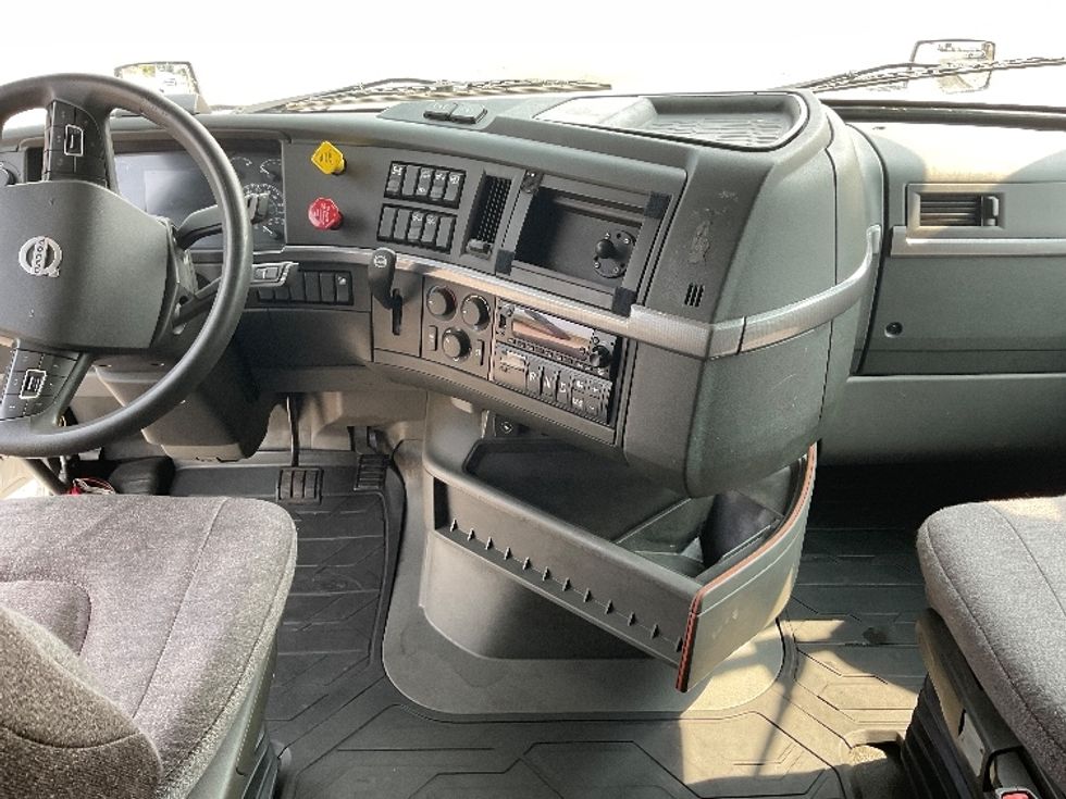 Sleeper Tractor-Heavy Duty Tractors-Volvo-2022-VNL64760-Middlefield-OH-429,642\n\t\tmiles-$ 81,000 - Image 12