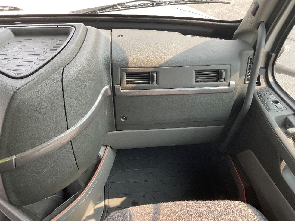 Sleeper Tractor-Heavy Duty Tractors-Volvo-2022-VNL64760-Middlefield-OH-429,642\n\t\tmiles-$ 81,000 - Image 13